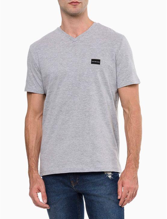 Camiseta Masculina Gola v Básica Logo No Peito Calvin Klein Jeans - Cinza Camiseta Masculina Gola v Básica Logo No Peito Calvin Klein Jeans Cinza m