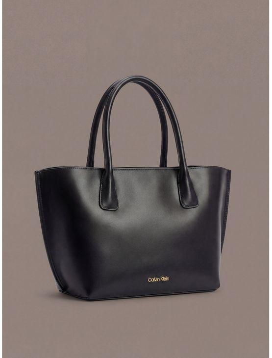 Bolsa Calvin Klein Jeans Feminina Tote Média Logo Reissue - Preto Bolsa Calvin Klein Jeans Feminina Tote Média Logo Reissue Preto u