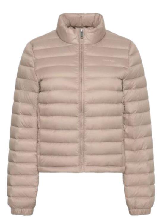 Jaqueta Calvin Klein Feminino Matelassê Ultralight - Areia Jaqueta Calvin Klein Feminino Matelassê Ultralight Areia Gg