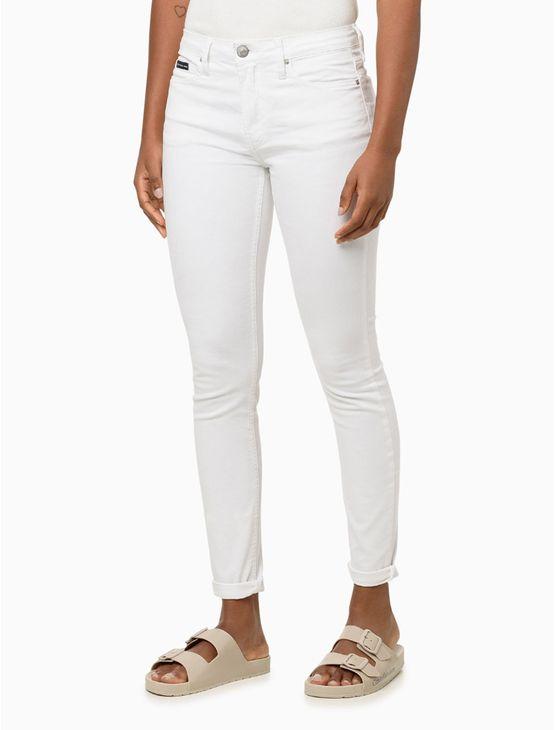 Calça Feminina Color de Sarja Infinite Black Super Skinny Cintura Média Calvin Klein Jeans - Branco Calça Feminina Color de Sarja Infinite Black Super Skinny Cintura Média Calvin Klein Jeans Branco 46