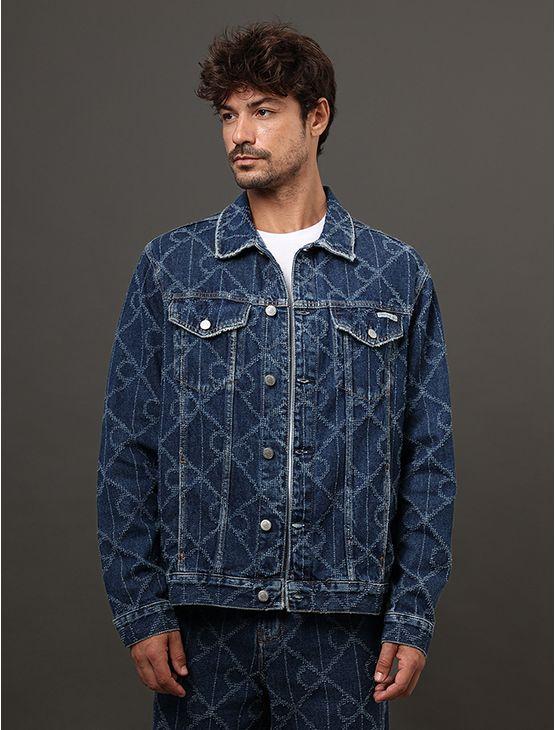 Jaqueta Jeans Masculina Trucker Estampa Aop Calvin Klein Jeans - Azul Médio Jaqueta Jeans Masculina Trucker Estampa Aop Calvin Klein Jeans Azul Médio p