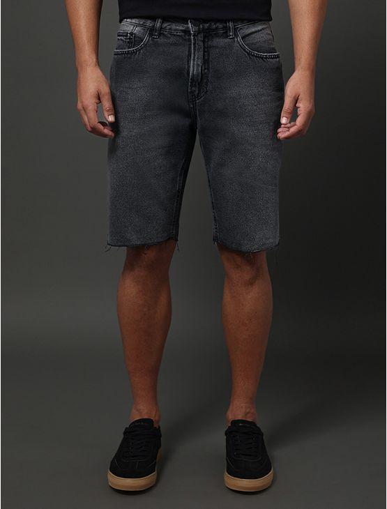 Bermuda Jeans Masculina Barras a Fio Calvin Klein Jeans - Preto Bermuda Jeans Masculina Barras a Fio Calvin Klein Jeans Preto 48