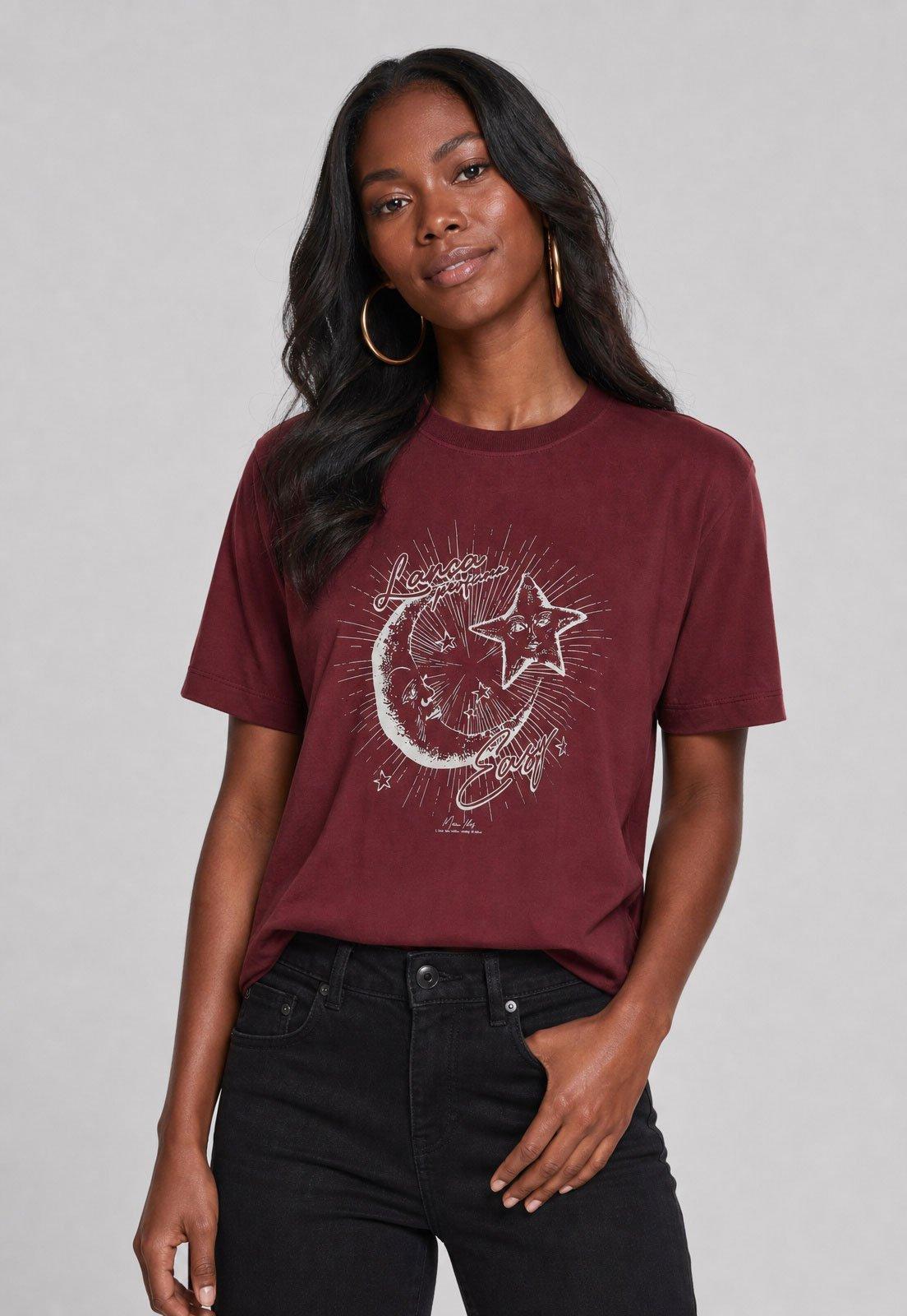 Camiseta Feminina Lança Perfume Estampa Celestial Burgundy