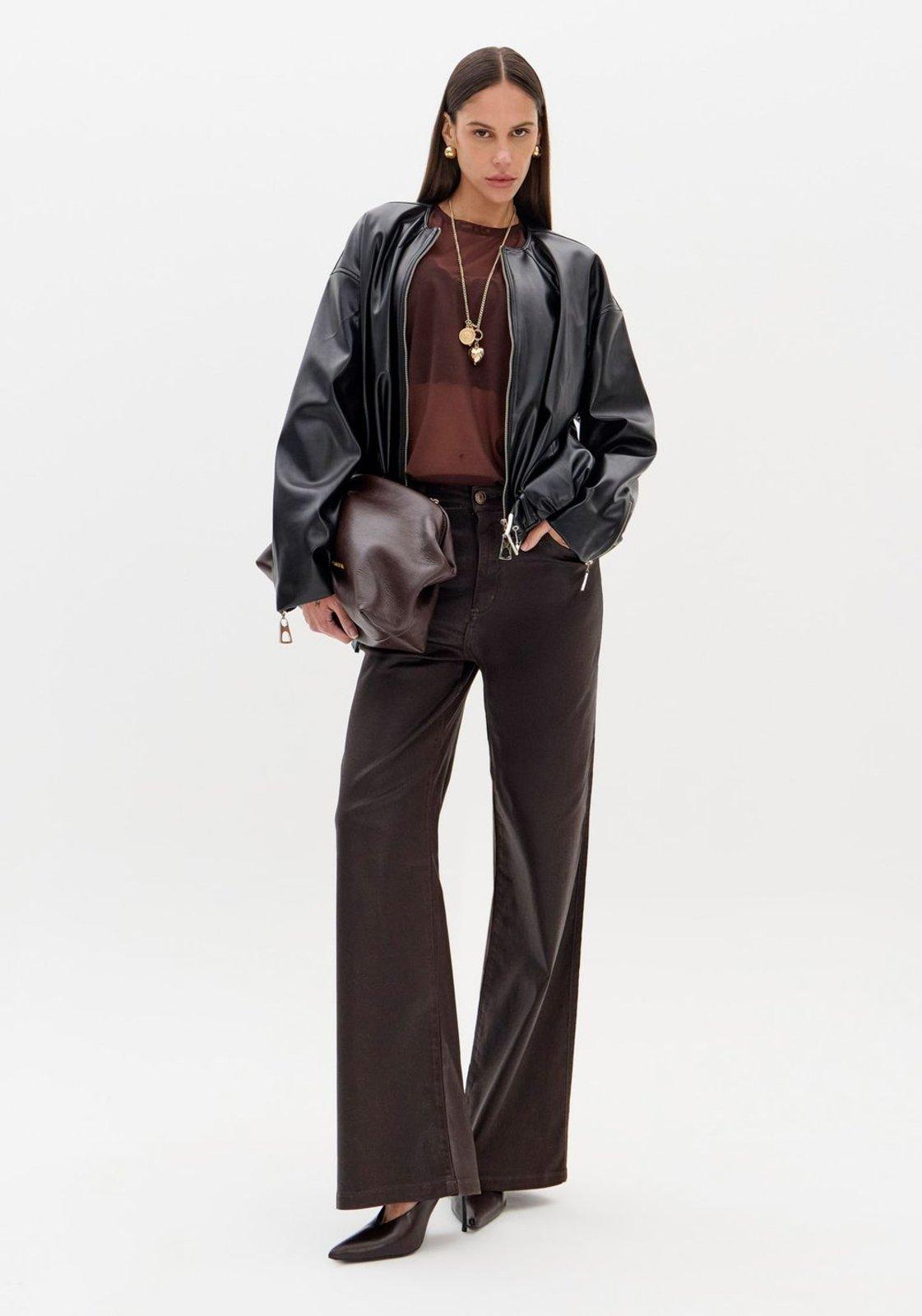 Calça Wide Leg Sarja Resinada Lança Perfume