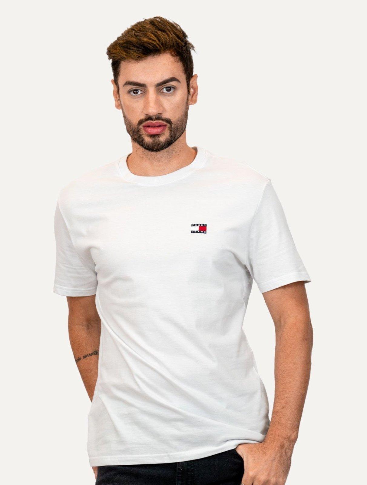 Camiseta Tommy Jeans Masculina Regular Med Flag Badge Branca