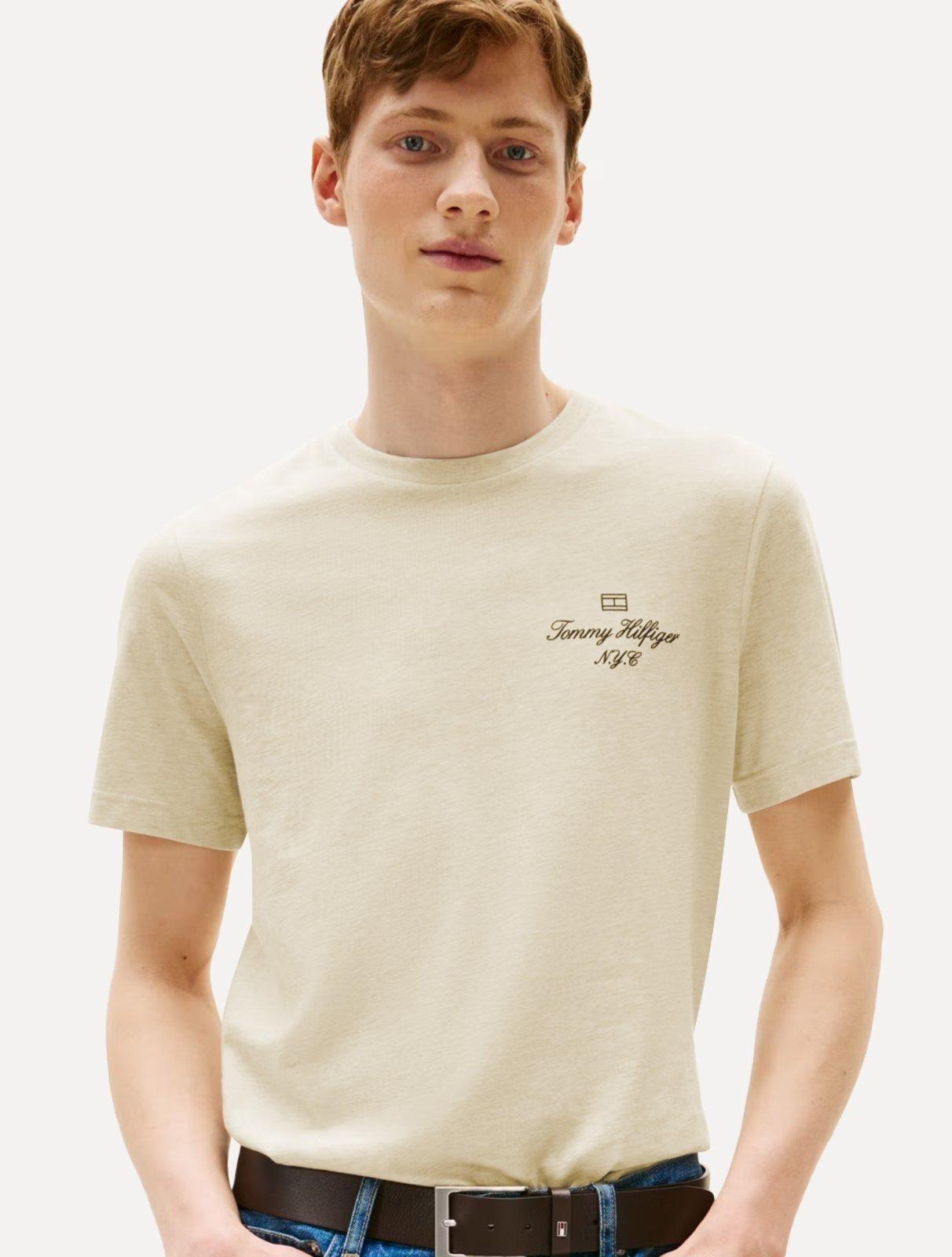 Camiseta Tommy Hilfiger Masculina Outline Flag Script Areia