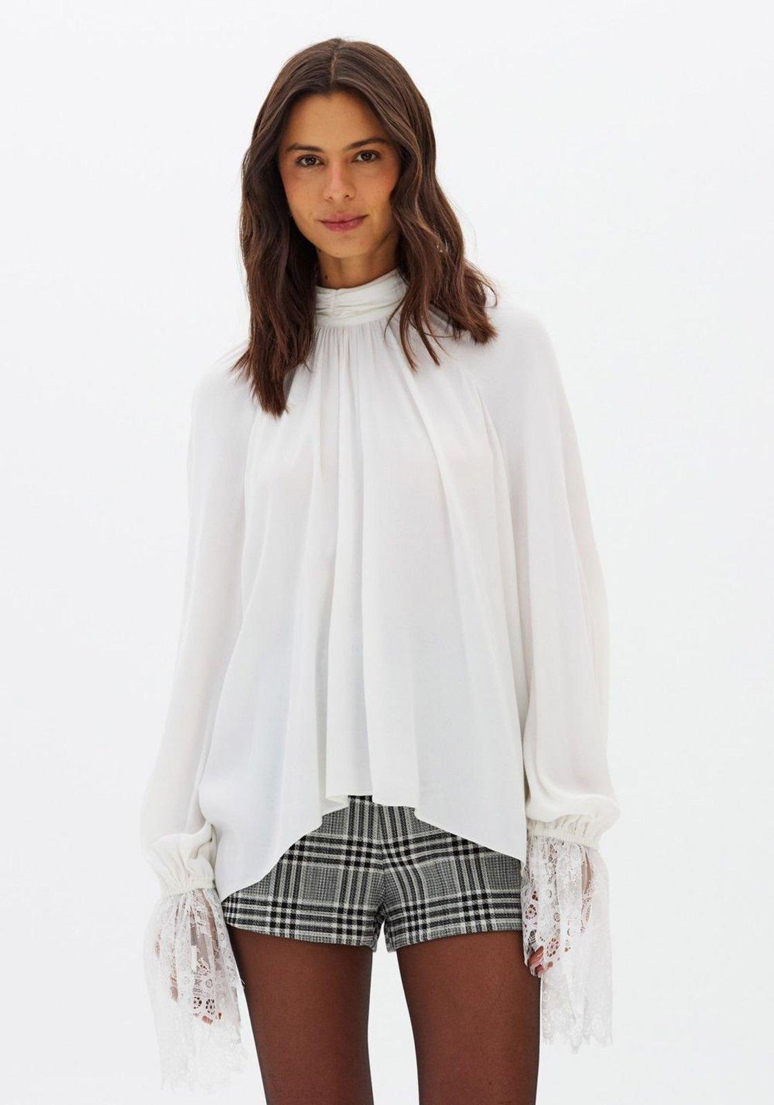 Blusa Manga Longa Com Barra De Renda Lança Perfume