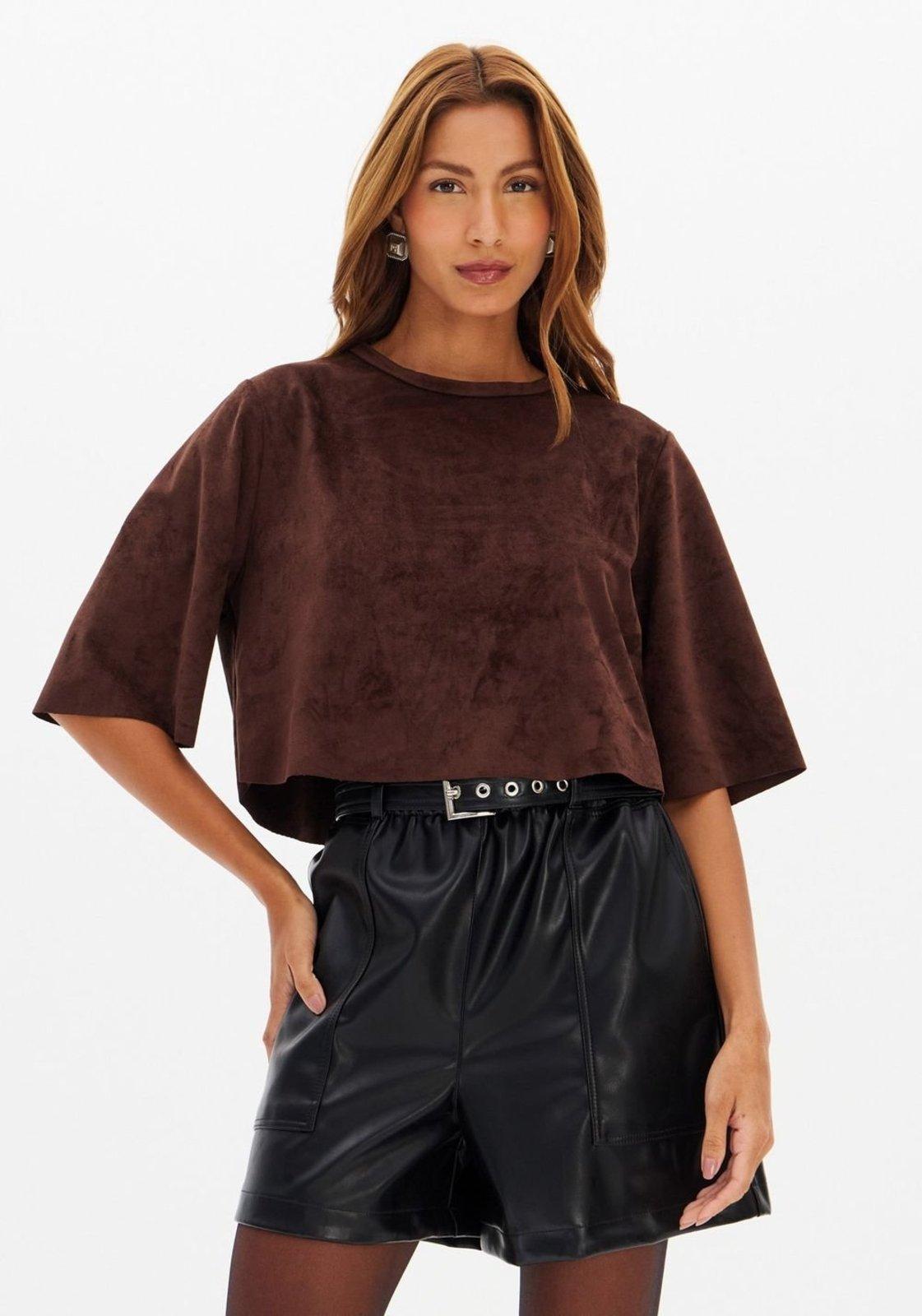 Blusa Manga Curta De Suede Lança Perfume