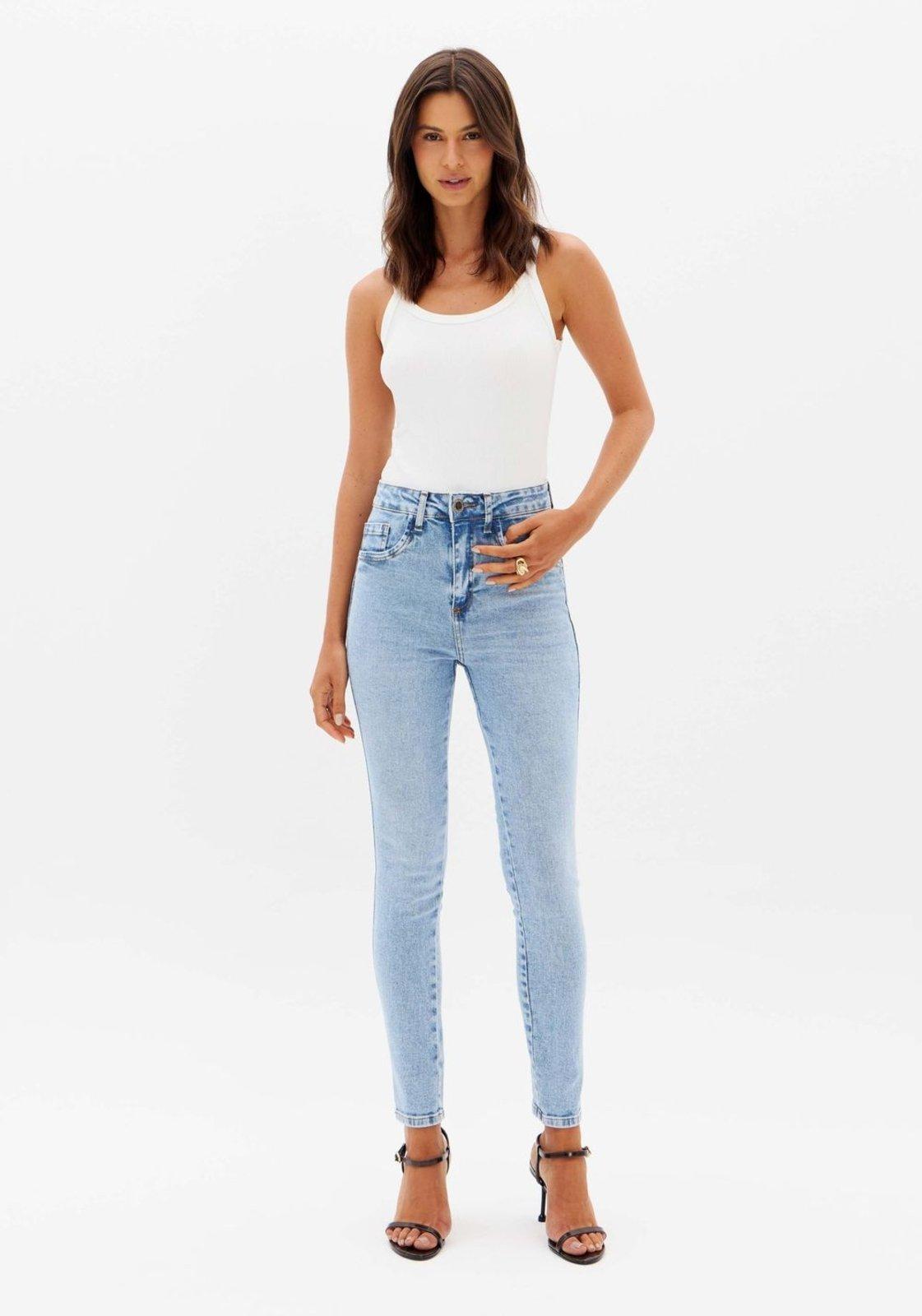 Calça Jeans Skinny Ankle Com Bolso Bordado Lança Perfume