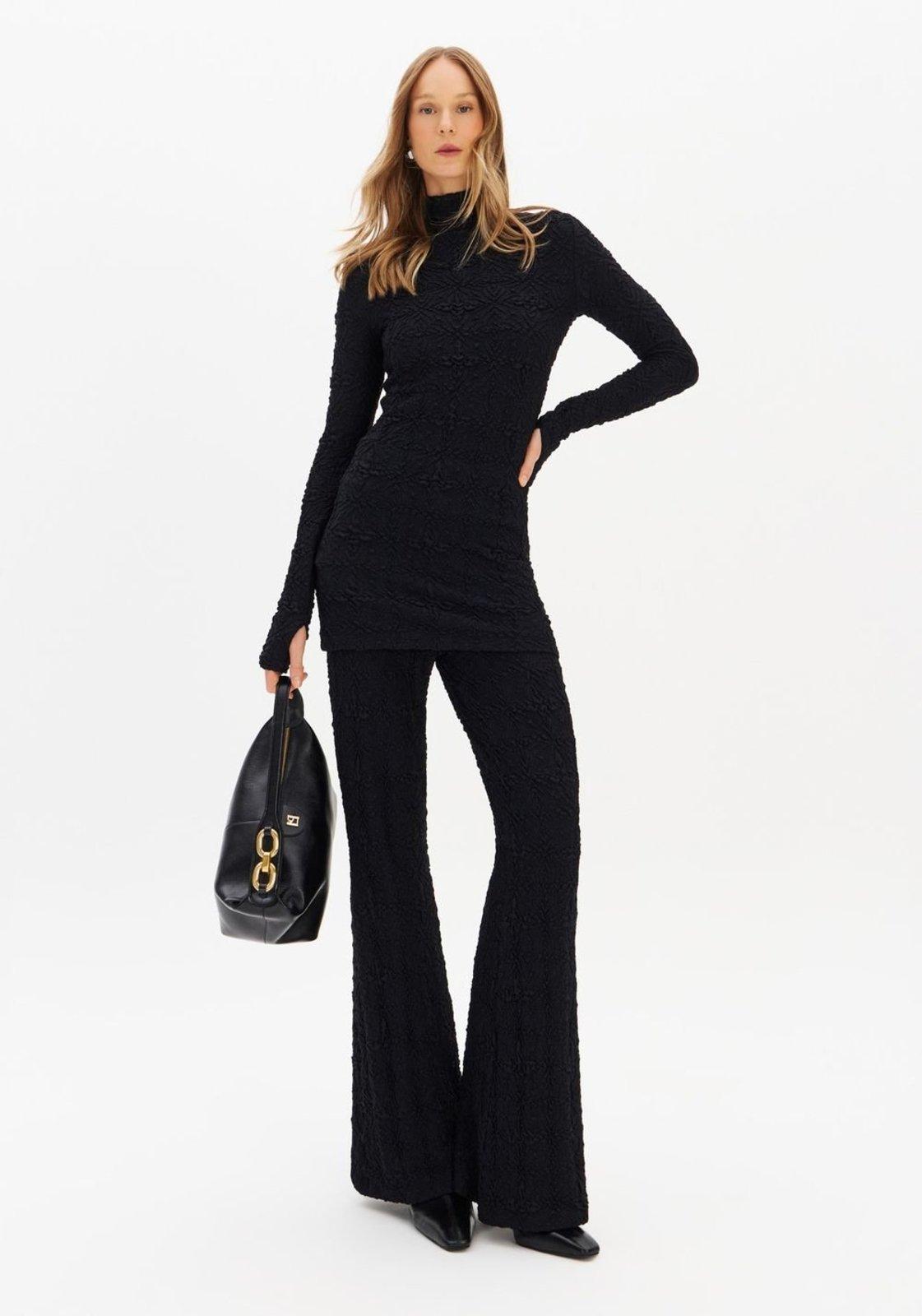 Calça Flare Cintura Média e Malha Texturizada Lança Perfume