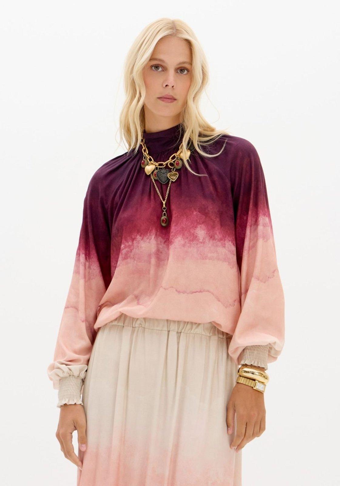 Blusa Manga Longa Com Gola Lança Perfume