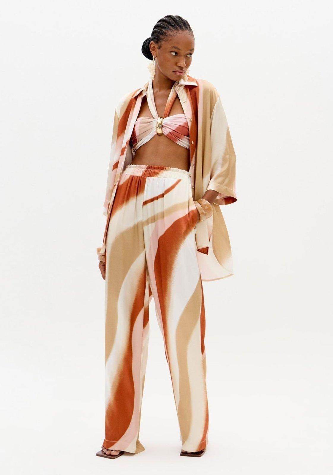 Calça Wide Leg Estampada Com Bolsos Lança Perfume