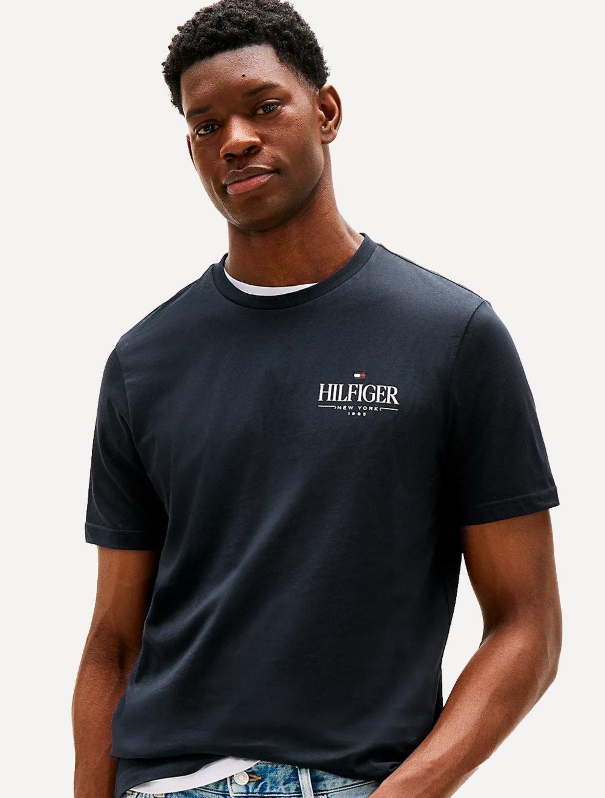 Camiseta Tommy Hilfiger Masculina Stack Poster Logo Azul Marinho