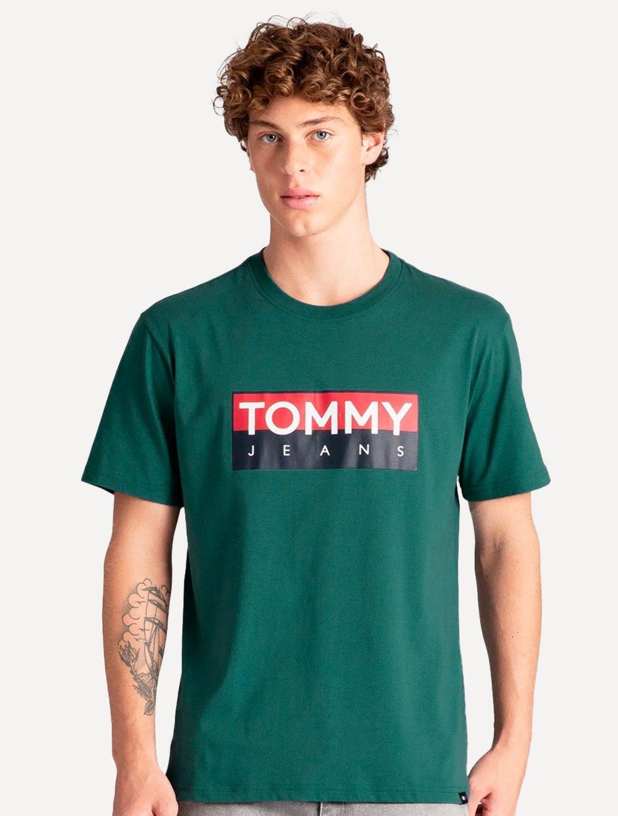 Camiseta Tommy Jeans Masculina Regular Entire Logo Verde Escuro