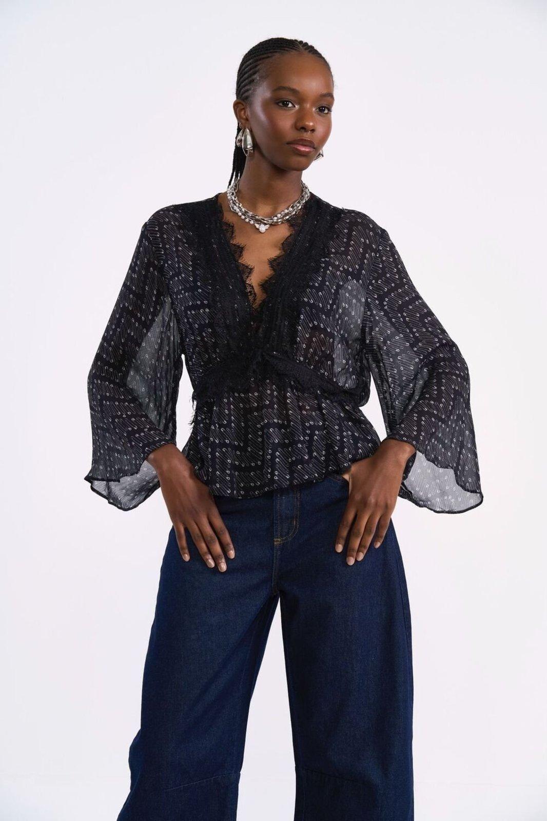 Blusa Fluida Estampada Com Renda Colcci Safety Preto
