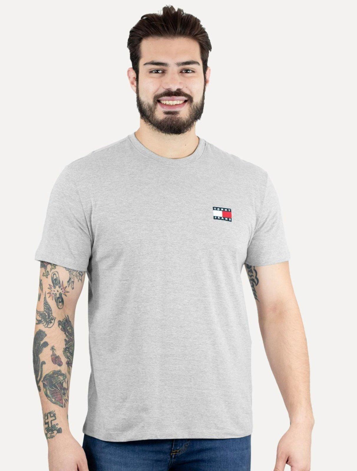 Camiseta Tommy Jeans Masculina Regular Med Flag Badge Cinza Mescla