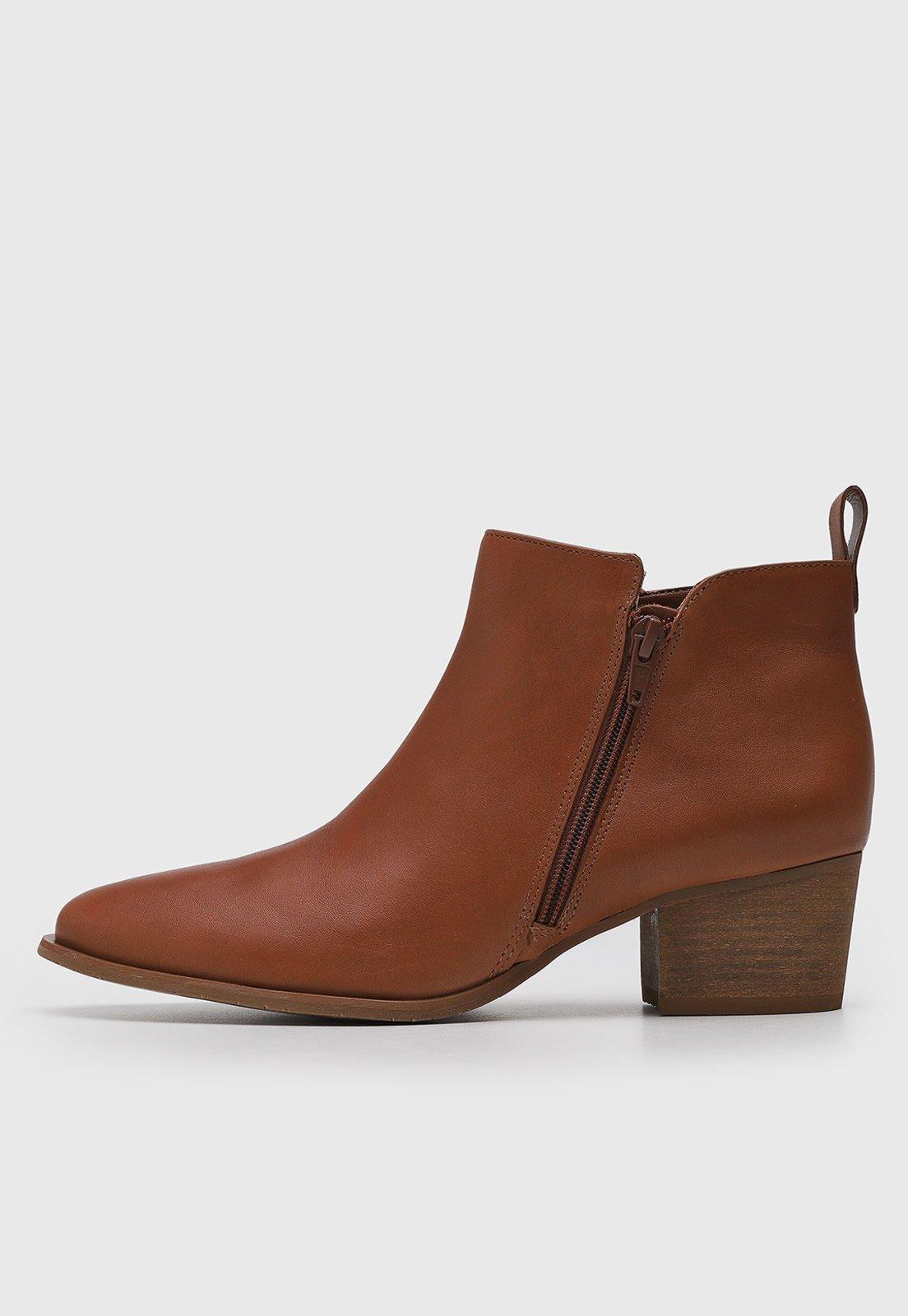 Bota Feminina Arezzo Cano Baixo Marrom