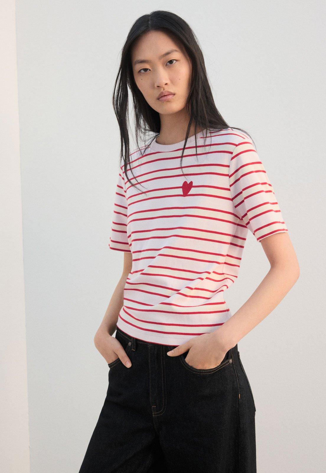 Camiseta Feminina Mango Listrada Coração Juliane Branca
