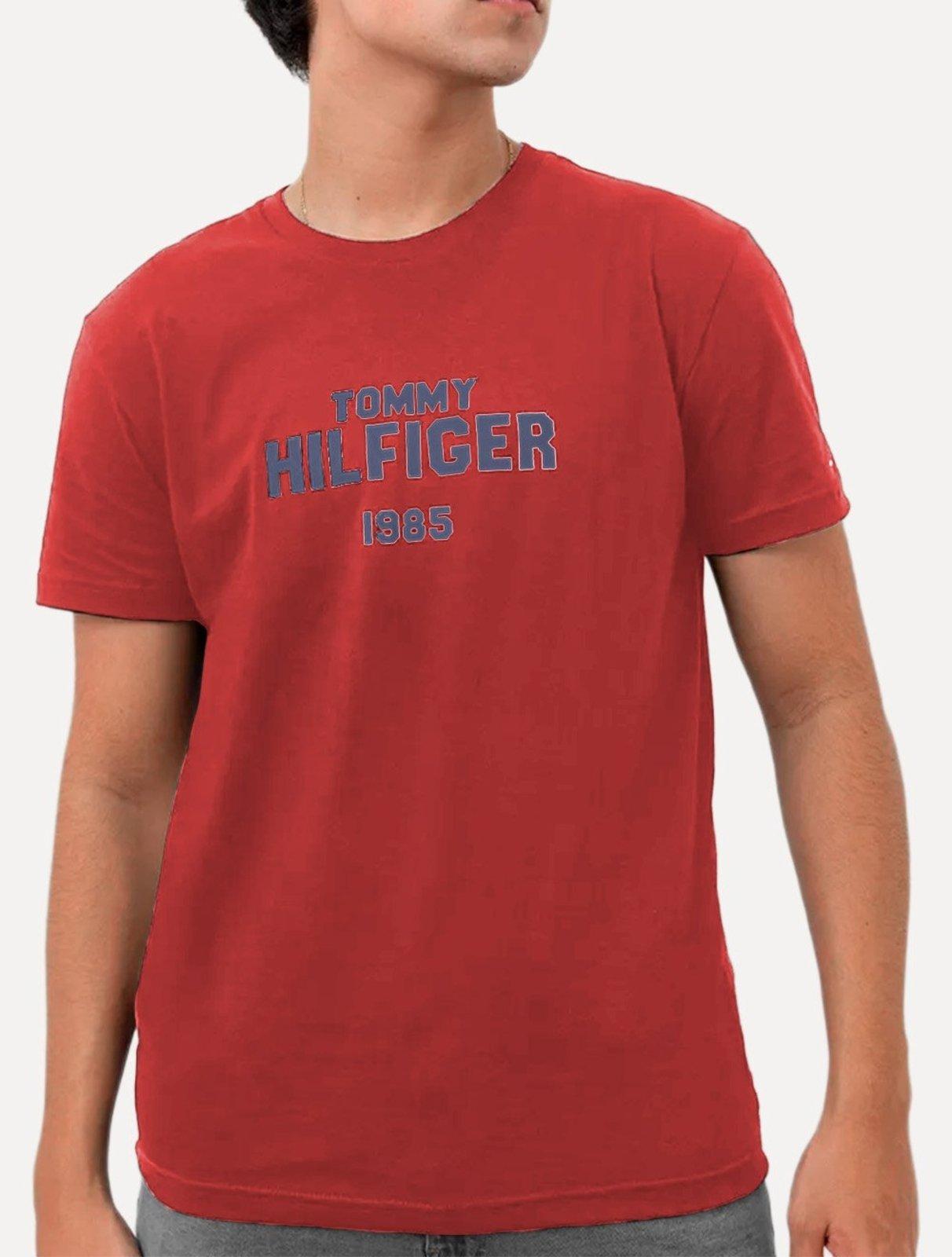 Camiseta Tommy Hilfiger Masculina Arch Logo 1985 Vermelha