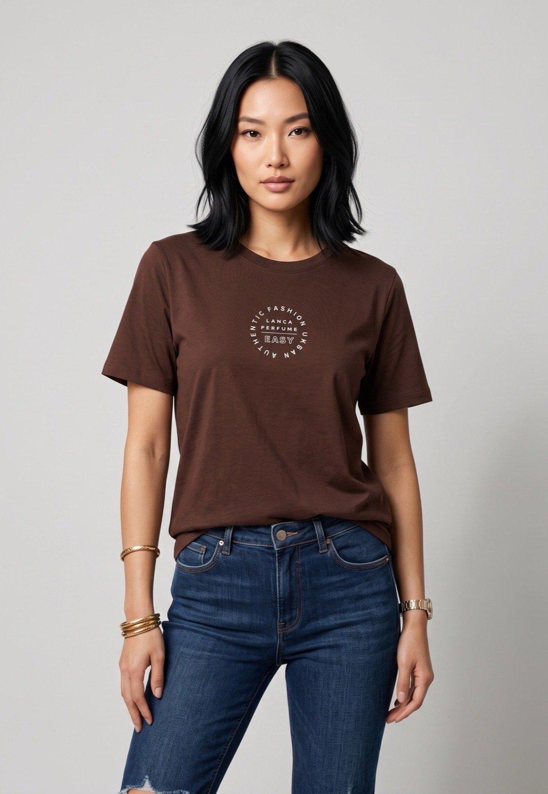Camiseta Feminina Lança Perfume Estampa Gráfica Marrom